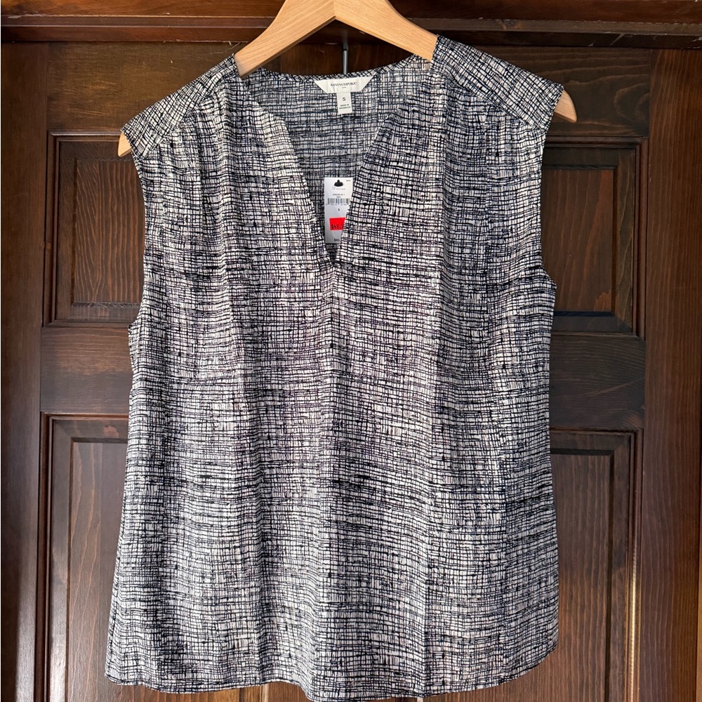 Banana Republic Black & White Sleeveless V-Neck Camisole